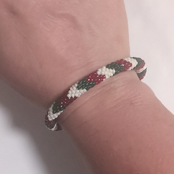 Elegant Beaded Bracelet -‎ Red, Green, and White - Picture 1 of 4